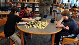 GM Nikola Mitkov reviews a game with students 